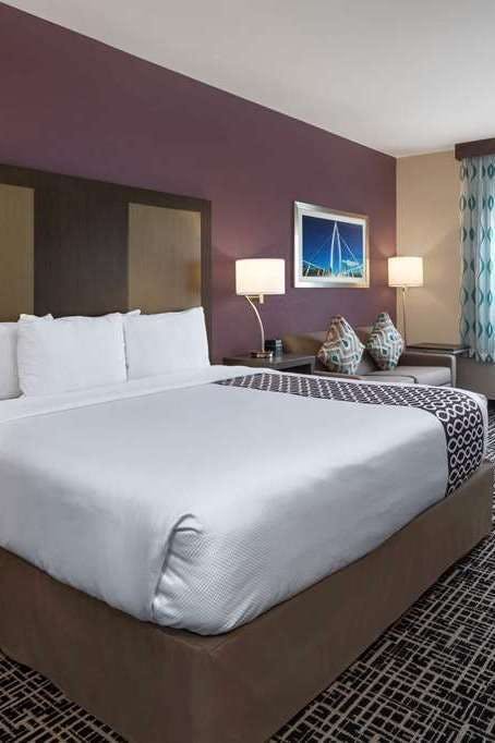 Hotel La Quinta Inn & Suites by Wyndham Wichita Airport photo 1