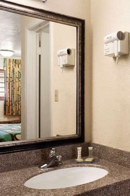 Hotel Super 8 by Wyndham Pleasanton photo 4