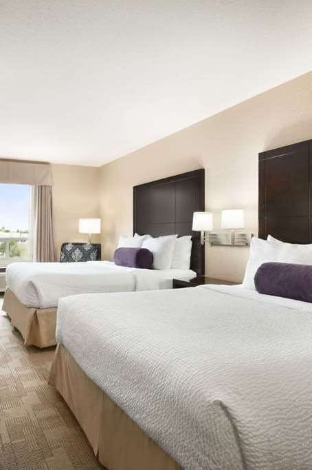 Hotel Days Inn by Wyndham Calgary Airport photo 2