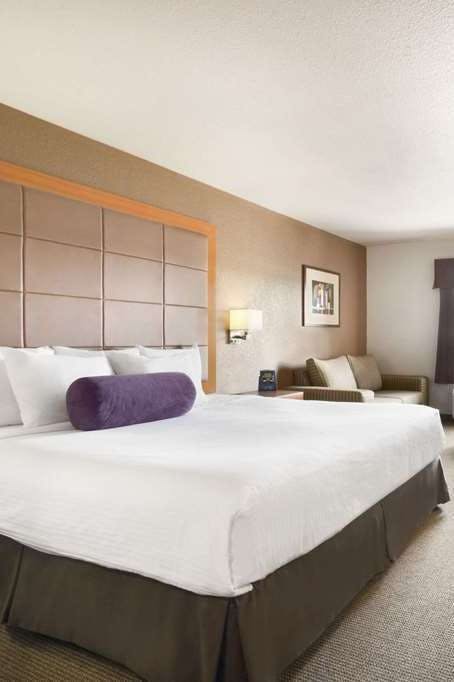 Hotel Days Inn by Wyndham Calgary Airport photo 1