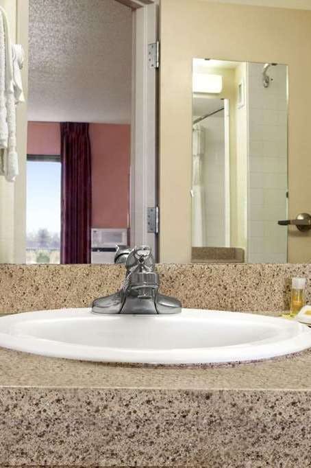 Hotel Days Inn Suites Cedar Rapids photo 4