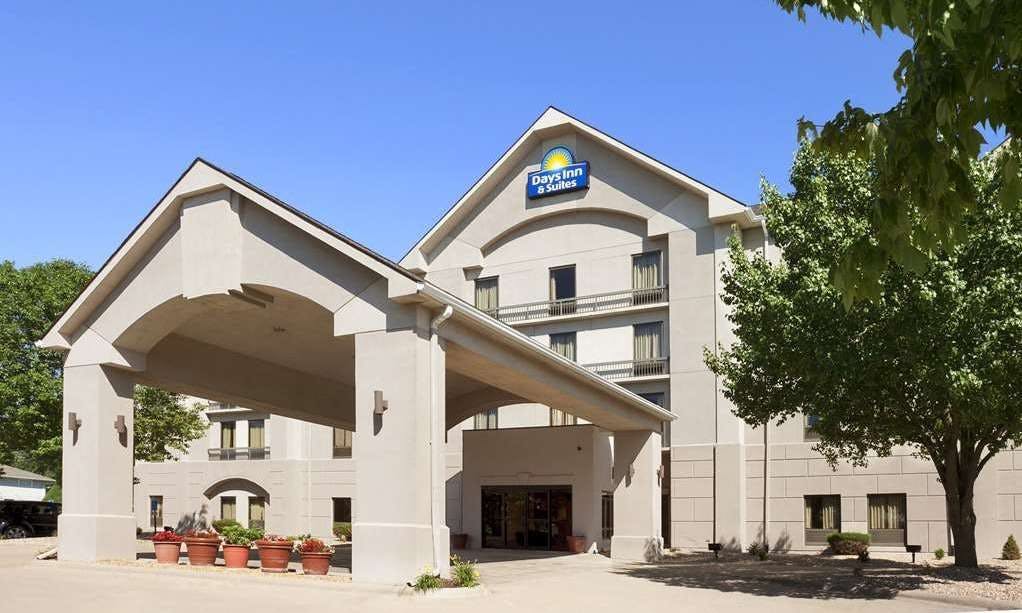 Days Inn Suites Cedar Rapids