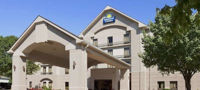Days Inn Suites Cedar Rapids