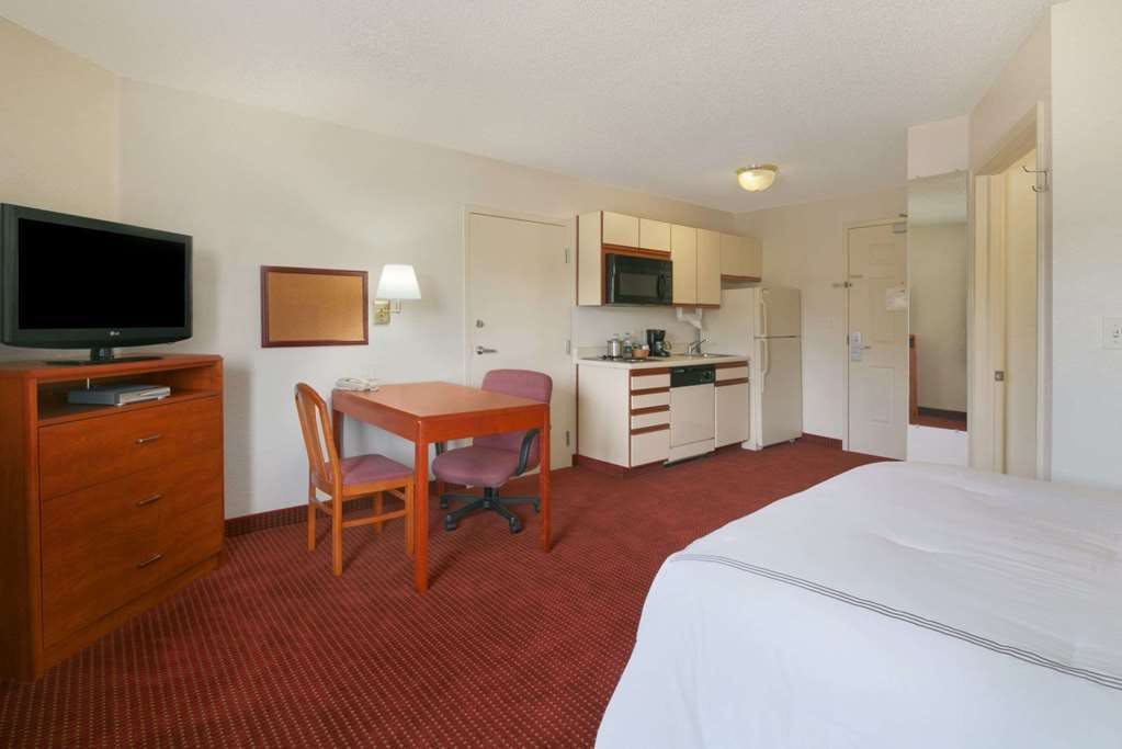 Hotel Days Inn & Suites by Wyndham Green Bay WI. photo 4
