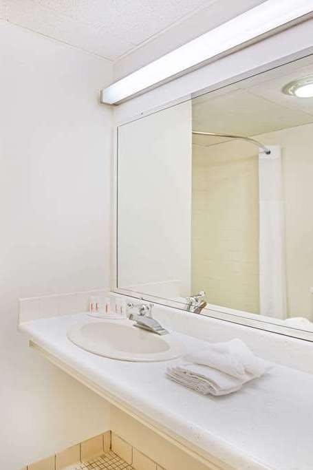 Hotel Baymont Sandusky photo 3