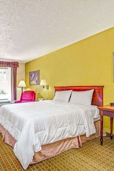 Hotel Baymont by Wyndham McDonough photo 1