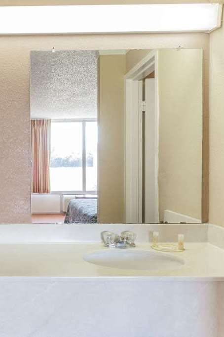 Hotel Days Inn by Wyndham Hillsboro TX photo 4
