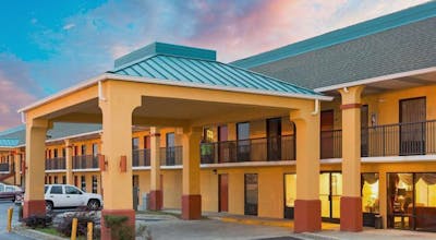 Super 8 by Wyndham Orangeburg