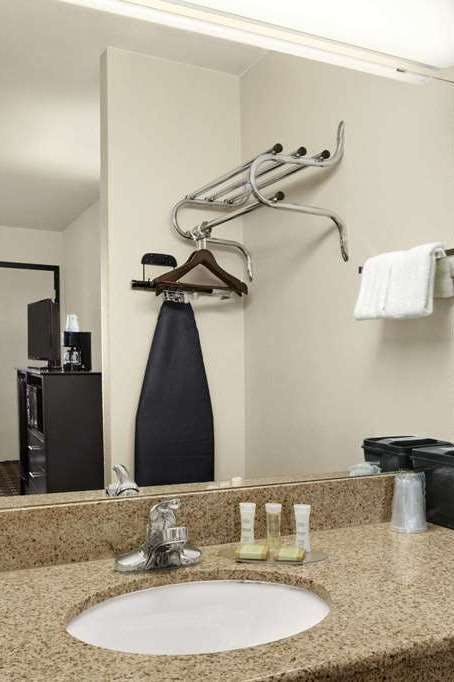 Hotel Super 8 by Wyndham Fort Worth TX photo 4