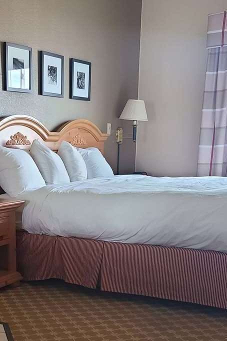 Hotel AmericInn by Wyndham Galesburg photo 1