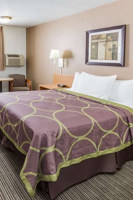 Hotel Super 8 by Wyndham Bend photo 1