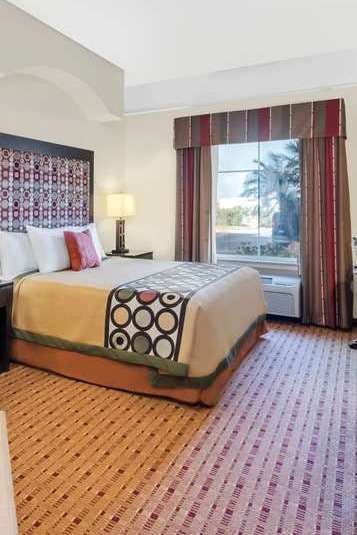 Hotel Super 8 by Wyndham Hidalgo/McAllen Area photo 1