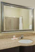 Hotel Super 8 by Wyndham Hidalgo/McAllen Area photo 3