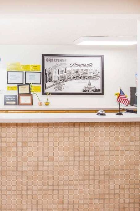 Hotel Super 8 by Wyndham Monmouth IL photo 5