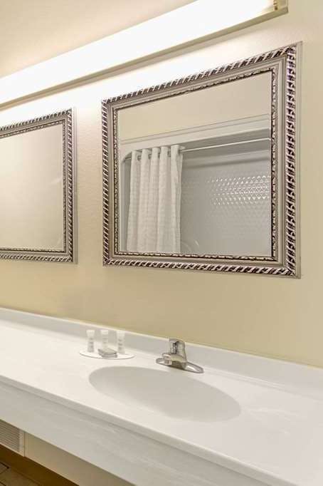 Hotel Super 8 by Wyndham Gurnee photo 5