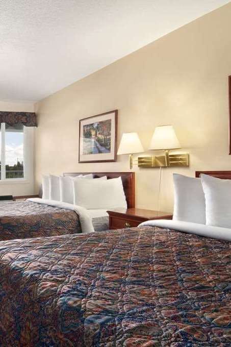 Hotel Travelodge by Wyndham Drumhllr photo 2