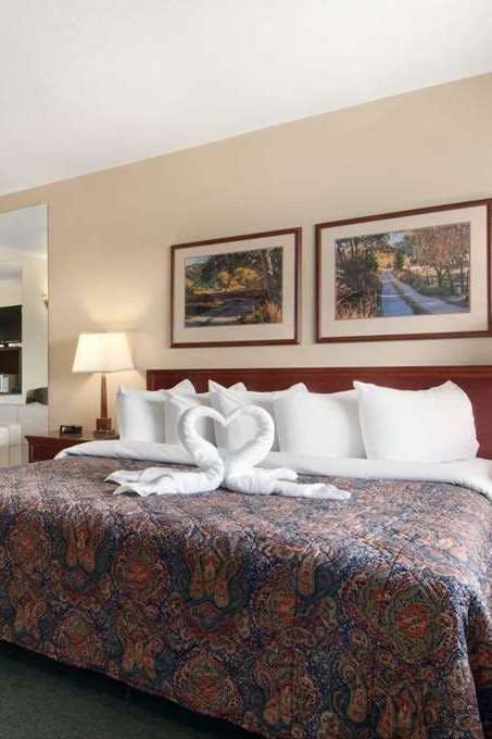 Hotel Travelodge by Wyndham Drumhllr photo 1