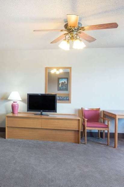 Hotel Super 8 by Wyndham Abilene KS photo 3