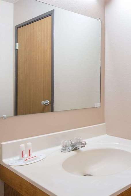 Hotel Super 8 by Wyndham Abilene KS photo 4