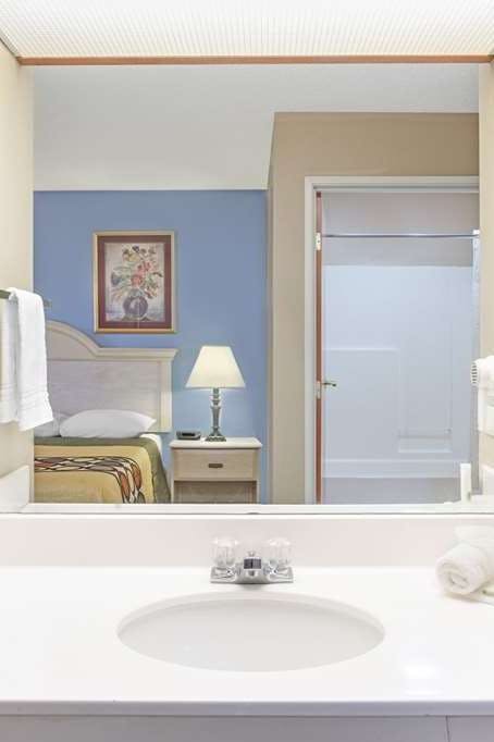 Hotel Super 8 by Wyndham Freeport photo 4