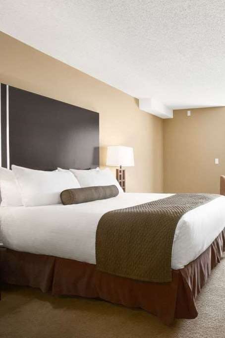 Hotel Days Inn by Wyndham Calgary Northwest photo 1