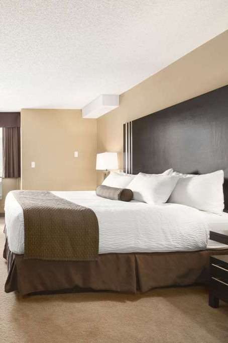 Hotel Days Inn by Wyndham Calgary Northwest photo 2
