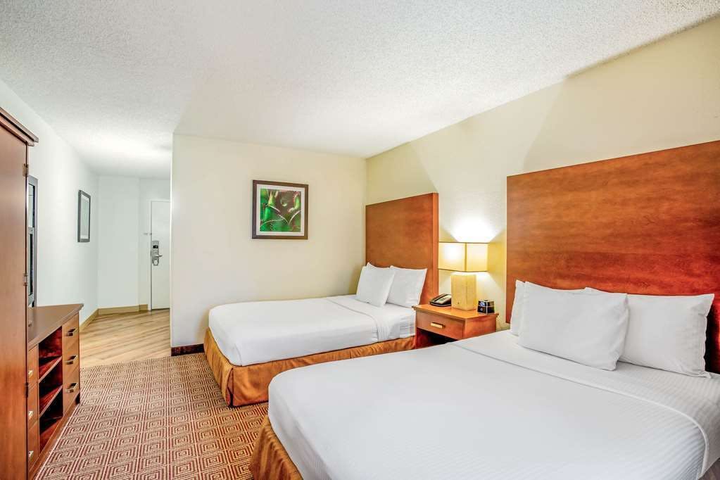Hotel La Quinta Inn & Suites by Wyndham Danbury photo 3