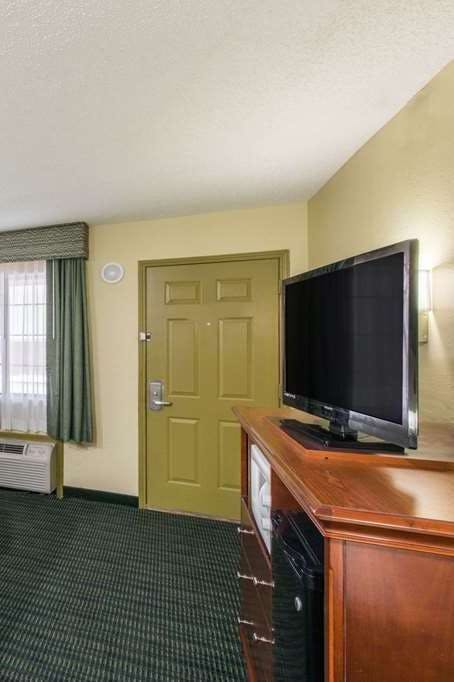 Hotel Days Inn & Suites by Wyndham Big Spring photo 2
