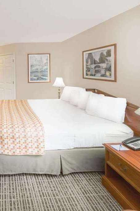 Hotel Baymont by Wyndham Grenada photo 1