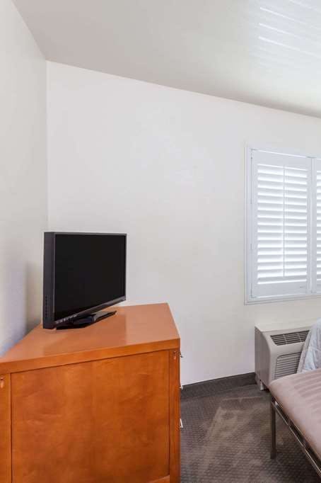 Hotel Hawthorn Suites by Wyndham Victorville photo 3