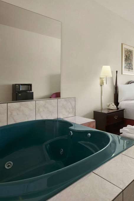 Hotel Days Inn & Suites by Wyndham Romeoville photo 5