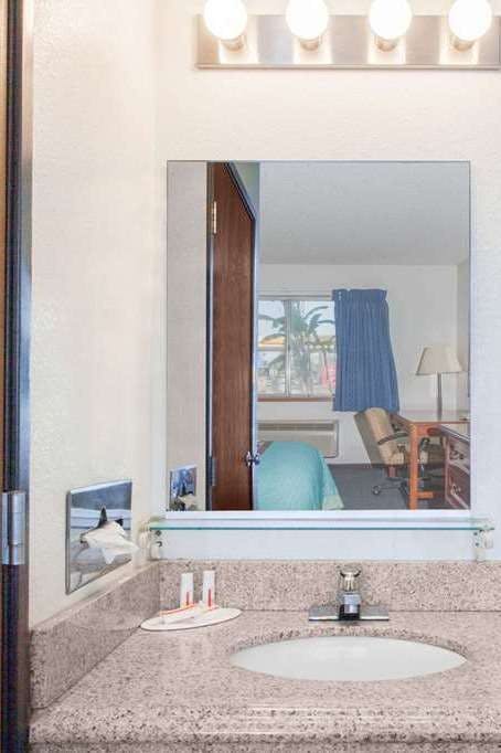 Hotel Super 8 Selma Fresno Area photo 5