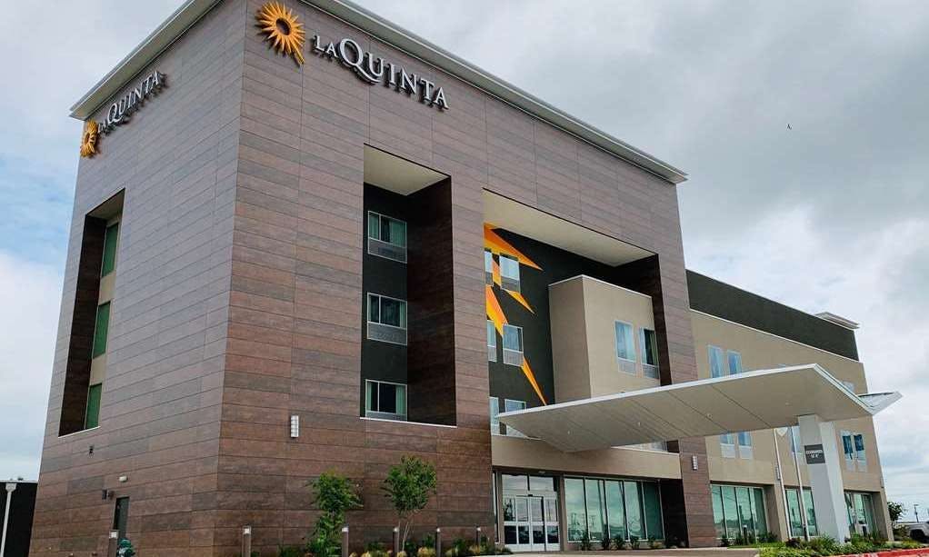 La Quinta Inn & Suites by Wyndham-Red Oak TX IH-35E