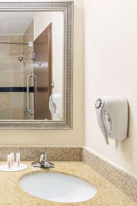 Hotel Super 8 by Wyndham Beaumont I-10 South/College St photo 5