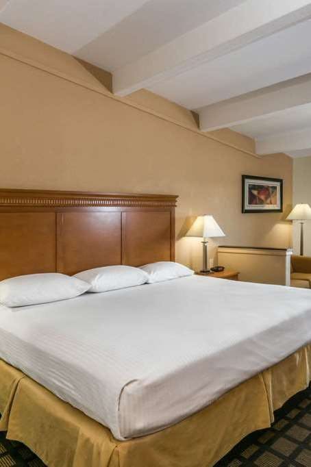 Hotel Super 8 by Wyndham Beaumont I-10 South/College St photo 2