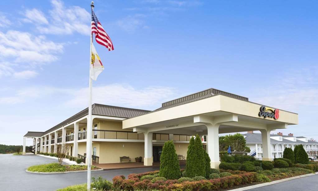 Super 8 by Wyndham Calhoun