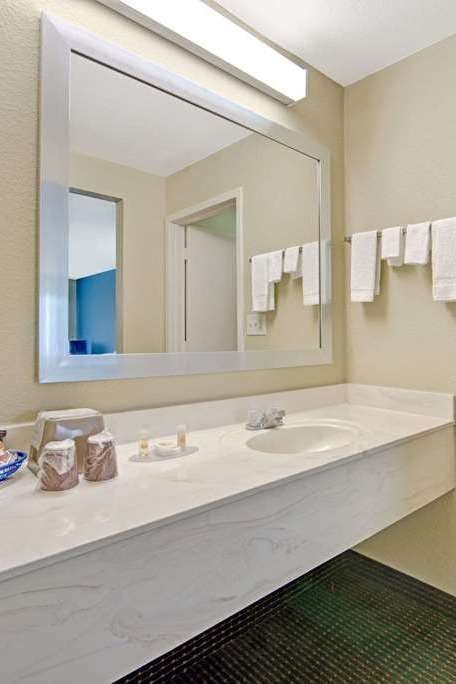 Hotel Days Inn by Wyndham San Antonio Near Fiesta Park photo 4