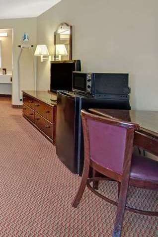 Hotel Days Inn by Wyndham San Antonio Near Fiesta Park photo 3