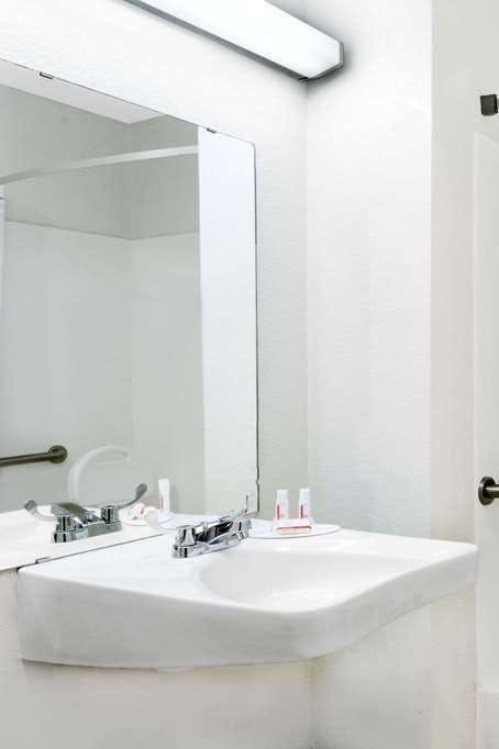 Hotel Days Inn by Wyndham Kingman West photo 2