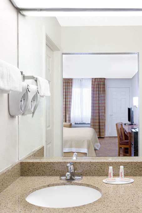 Hotel Days Inn by Wyndham Kingman West photo 3