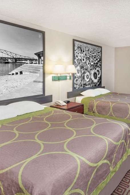 Hotel Super 8 by Wyndham Muscatine photo 2