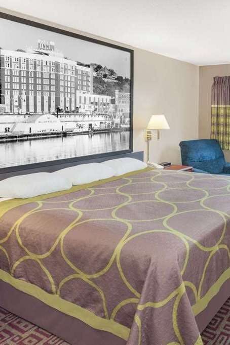 Hotel Super 8 by Wyndham Muscatine photo 1