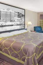 Hotel Super 8 by Wyndham Muscatine photo 1