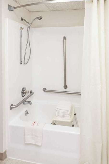 Hotel Super 8 by Wyndham Muscatine photo 3