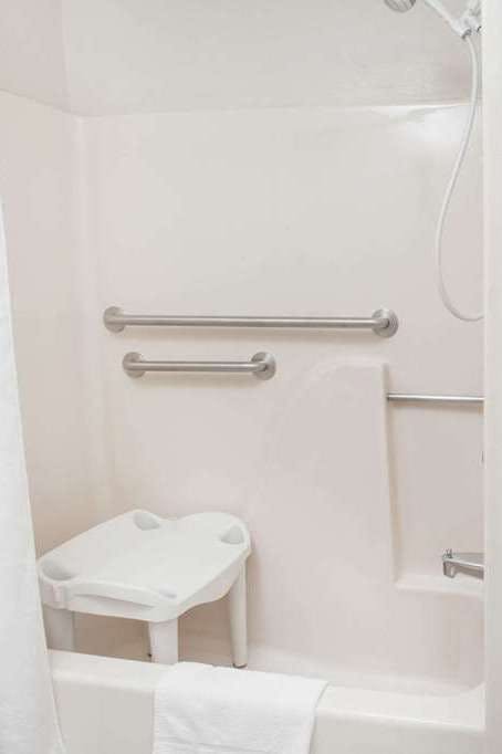 Hotel Days Inn by Wyndham Fort Wayne photo 5