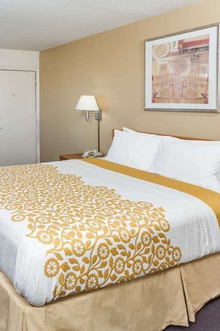 Hotel Days Inn by Wyndham Fort Wayne photo 1