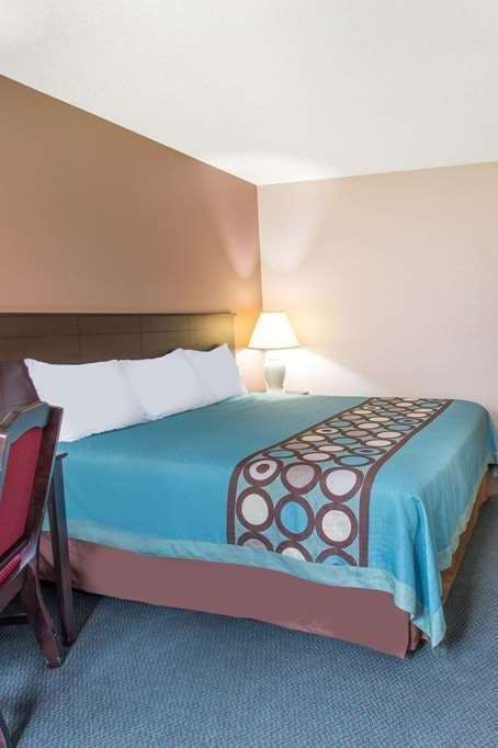 Hotel Super 8 by Wyndham Austin MN photo 1