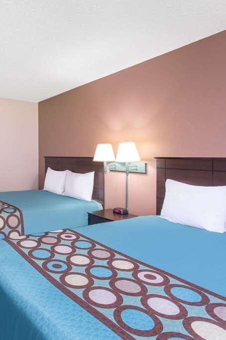 Hotel Super 8 by Wyndham Austin MN photo 2