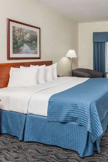 Hotel Baymont by Wyndham Des Moines Airport photo 1