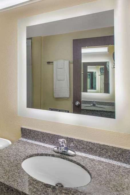 Hotel Howard Johnson by Wyndham Oklahoma City Airport/ Fairgrounds photo 5